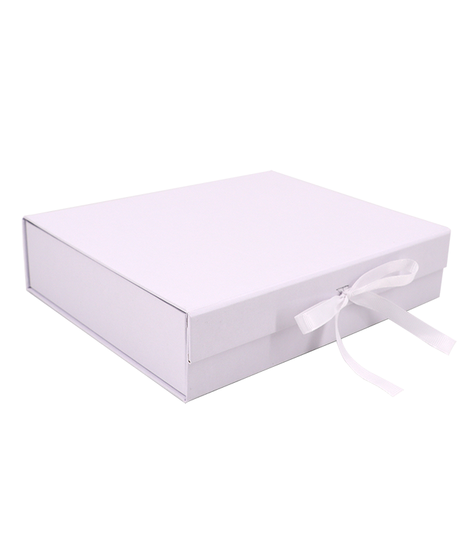 Scatola regalo bianca con chiusura magnetica e nastrino