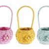 Cestini colorati in carta intrecciata con manico e fiorellino