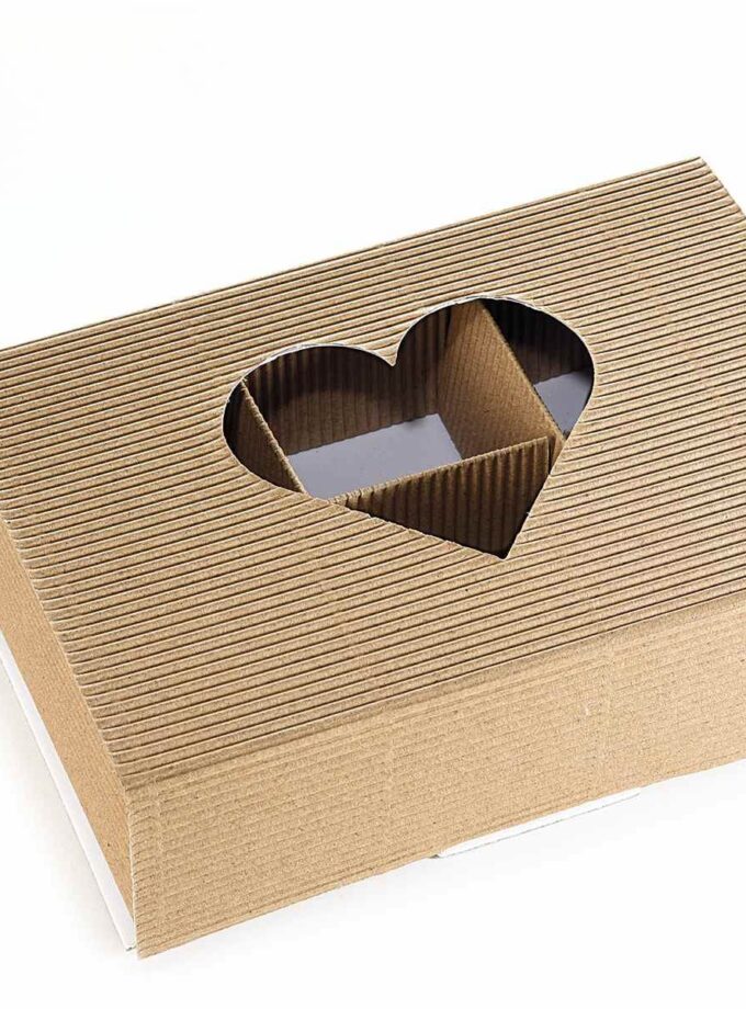 Scatola in cartoncino ondulato con vetrinetta a cuore
