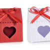 Scatolina cartoncino colorato con finestra a cuore e fiocco