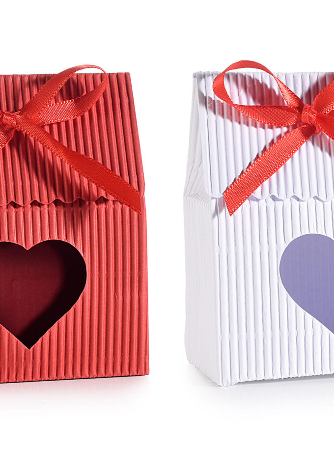 Scatolina cartoncino colorato con finestra a cuore e fiocco